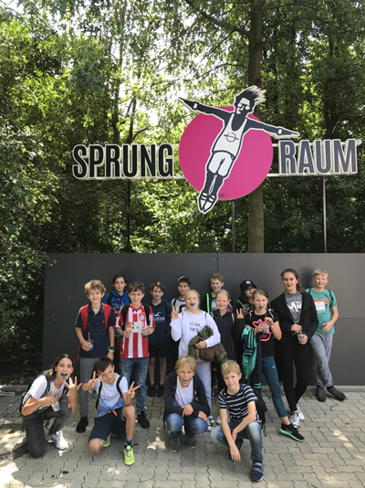 Schüler besuchen den „Sprungraum“