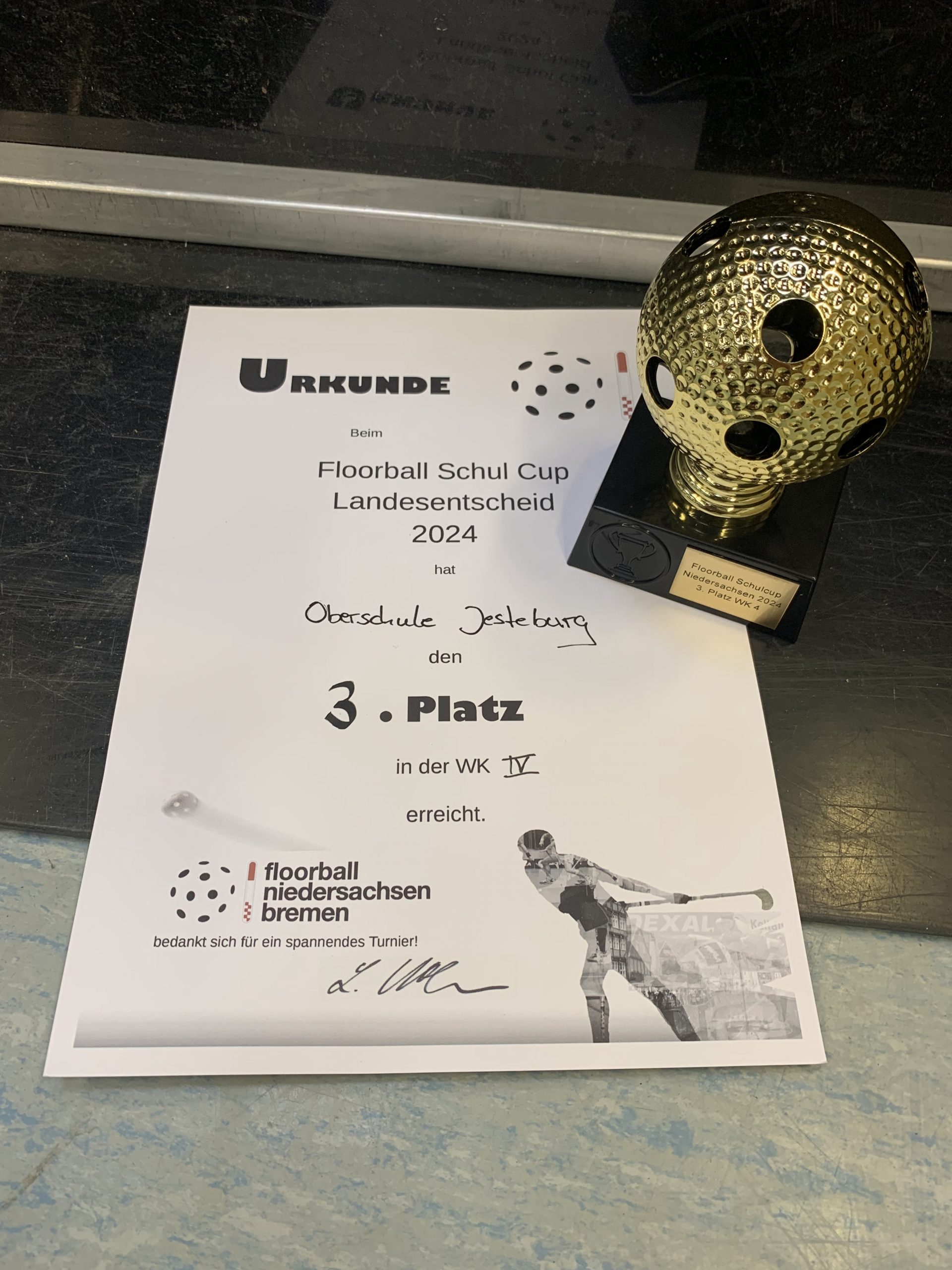 2024-04 Floorball Urkunde&Pokal
