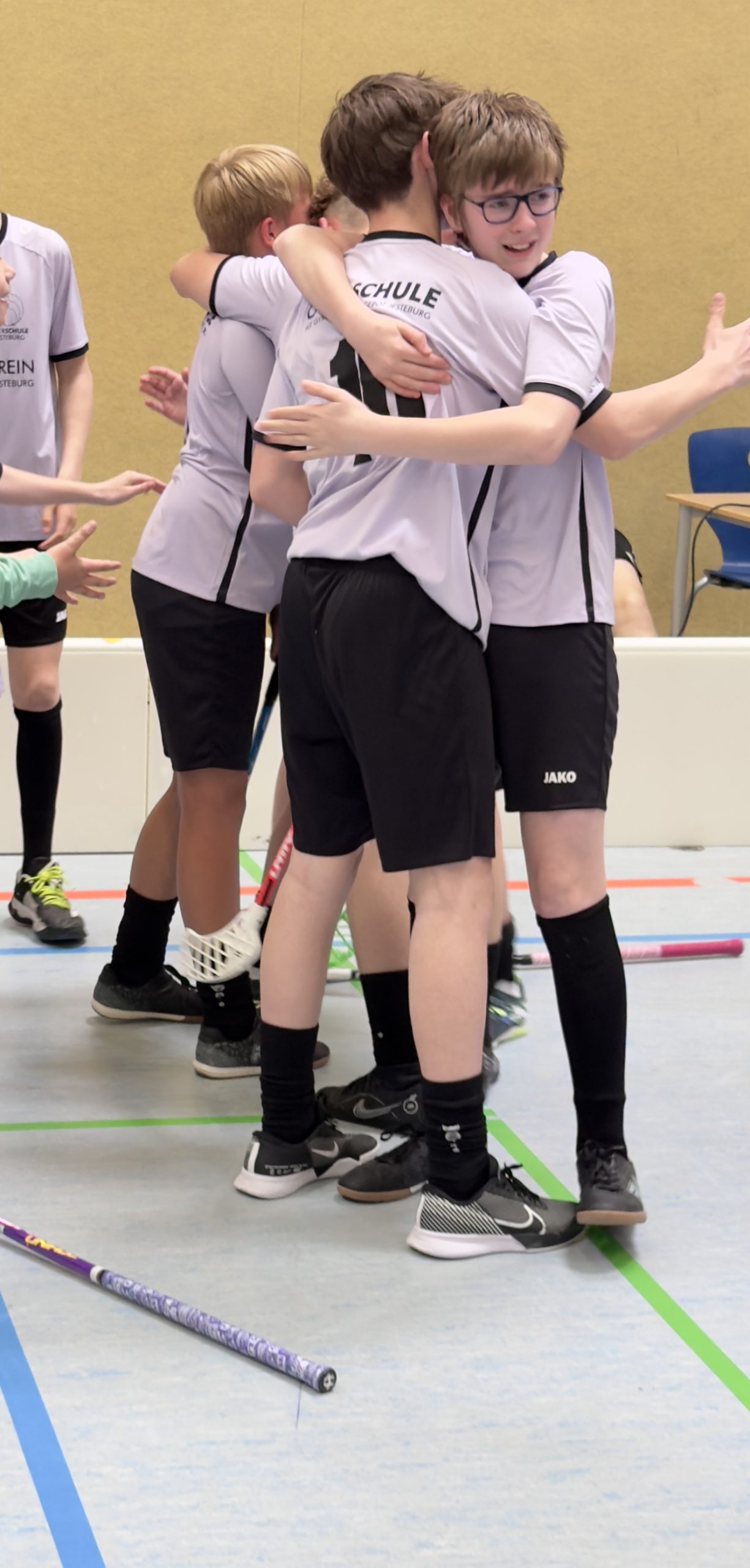 Spieler umarmen sich und freuen sich über ihren Sieg