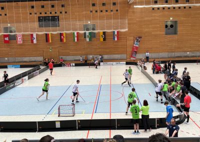Spielsituation beim Turnier: Zwei Mannschaften auf dem Feld
