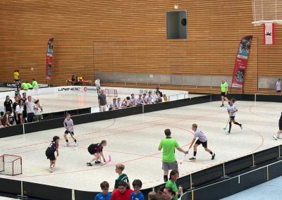 Spielsituation beim Turnier: Zwei Mannschaften auf dem Feld