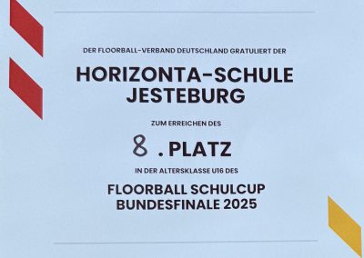 Urkunde: Floorball Schulcup Bundesfinale Berlin 2.-3.6.2025 Der Floorball-Verband Deutschland gratuliert der HORIZONTA-Schule Jesteburg zum Erreichen des 8. Platz in der Altersklasse U16 des Floorball Schulcup Bundesfinale 2025 Signiert von Roland Büttner (Geschäftsführer) und Remo Hubacher (Präsident)